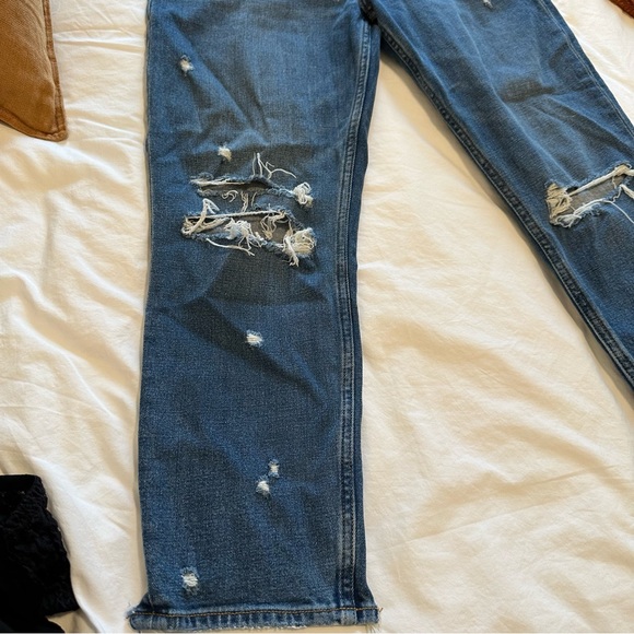 Like new! A&F High Rise Mom Jean 26S - Picture 9 of 16